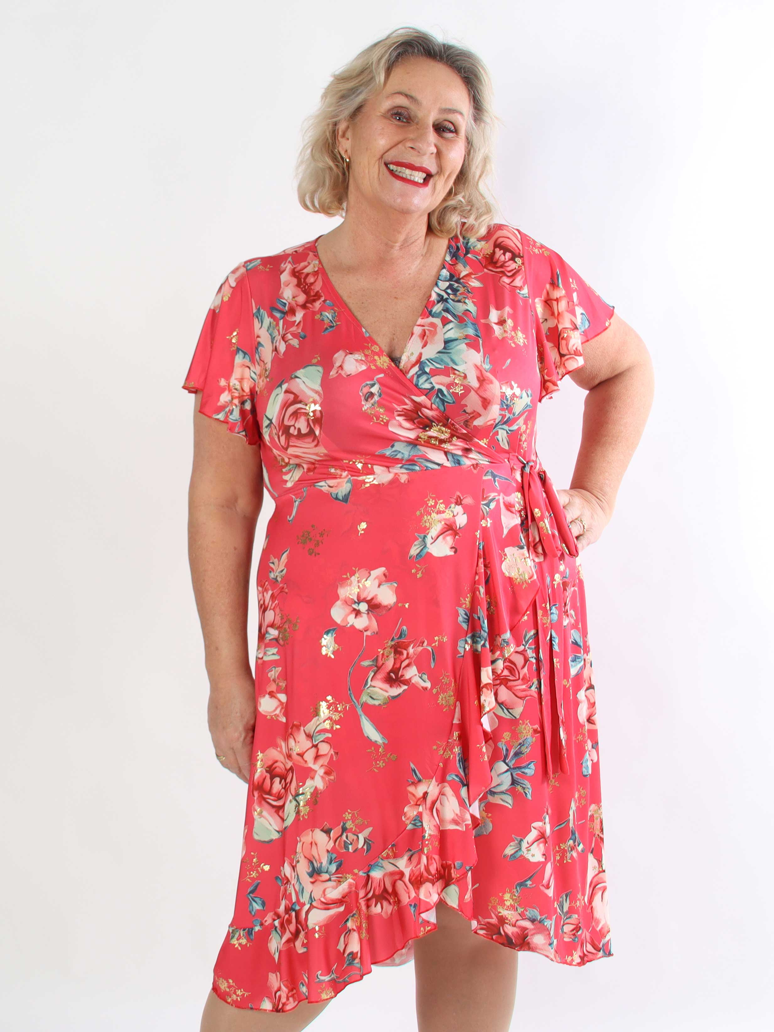 Savina Rose S/S - Blomstret elastisk plus size kjole i slå-om-look
